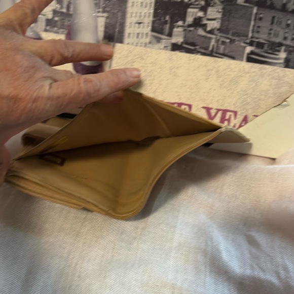 CHANEL CC Logo cream Caviar Skin Bifold Wallet - Picture 8 of 11